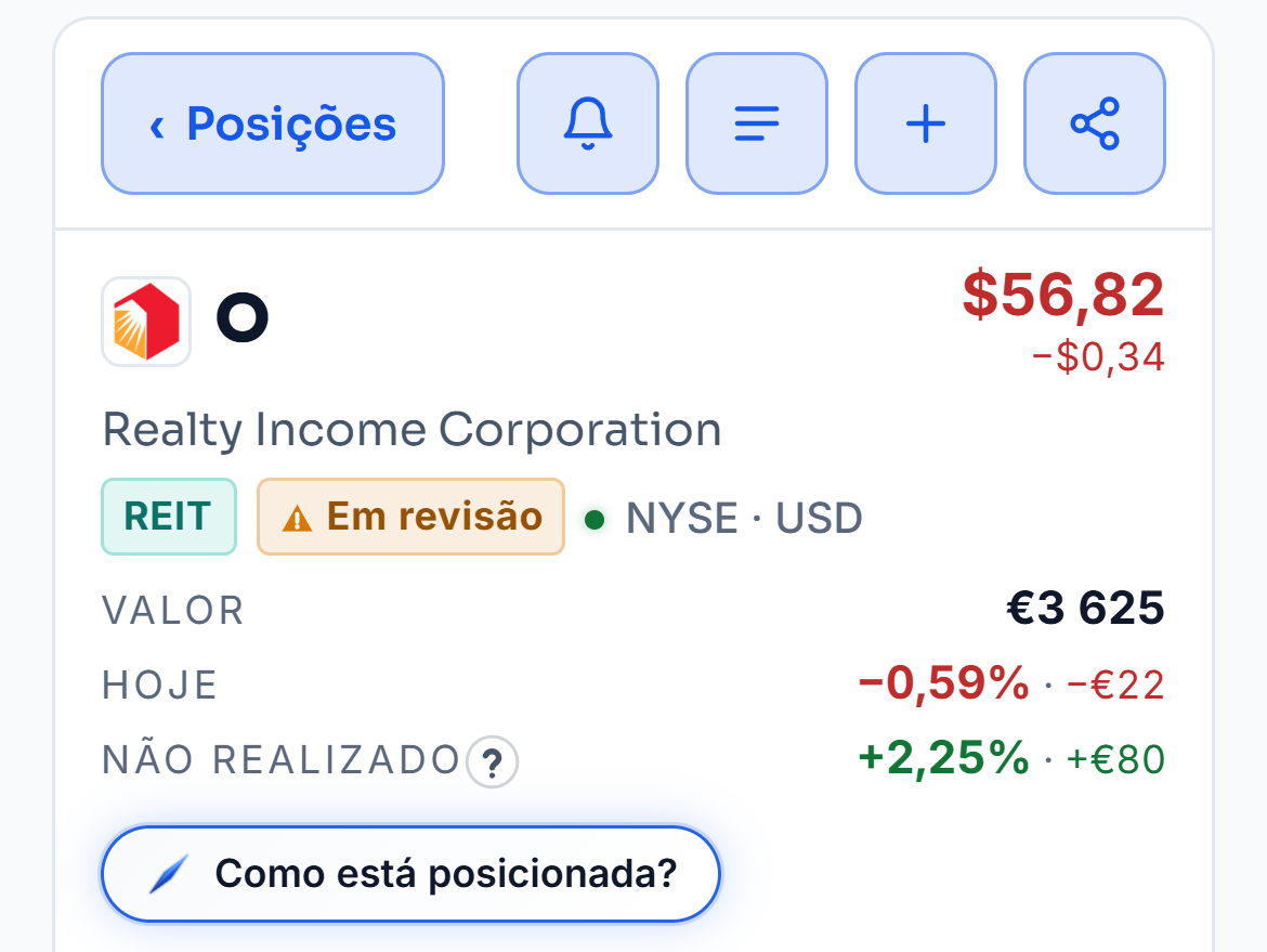 A tabela da Carteira com a Realty Income marcada «Em revisão» e o balão do selo aberto: «Estamos a mapear este dado para ti. Aparece em breve.»