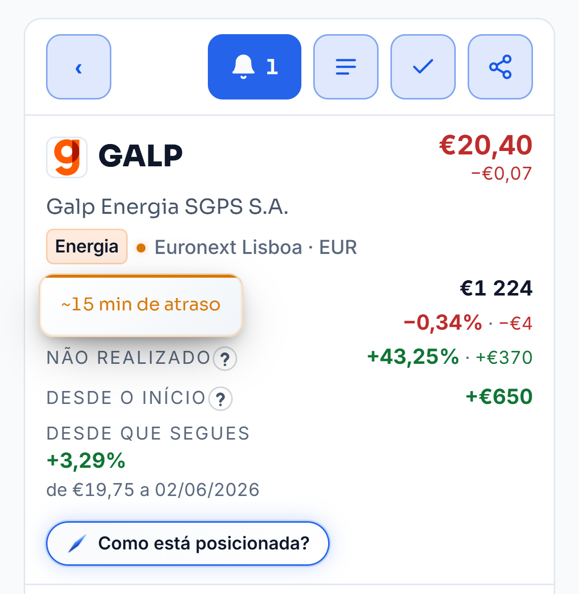 O separador Carteira da carteira de demonstração na tarde de terça-feira, 27 de outubro, com as bolsas abertas. O cursor passa pelo ponto da ASML, que diz «Euronext Amsterdam, ~15 min de atraso». Depois passa pelo da Alphabet, que diz «NASDAQ, Tempo real». Os preços e a ordem das linhas mudam durante o vídeo. No telemóvel, o ponto da Galp, na Euronext Lisboa, diz «~15 min de atraso»