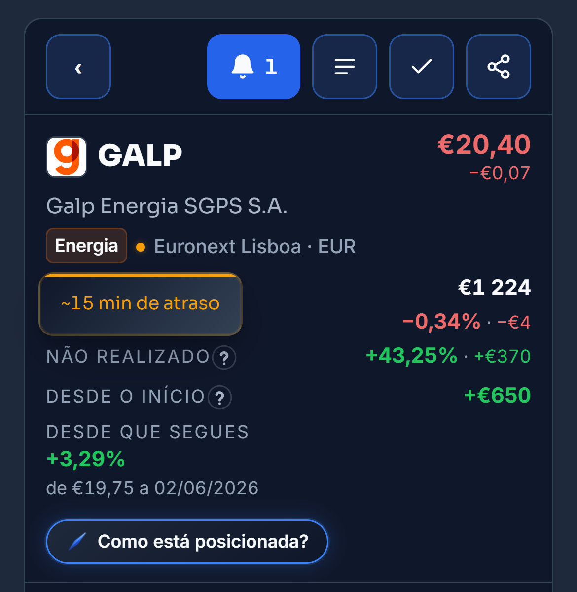 O separador Carteira da carteira de demonstração na tarde de terça-feira, 27 de outubro, com as bolsas abertas. O cursor passa pelo ponto da ASML, que diz «Euronext Amsterdam, ~15 min de atraso». Depois passa pelo da Alphabet, que diz «NASDAQ, Tempo real». Os preços e a ordem das linhas mudam durante o vídeo. No telemóvel, o ponto da Galp, na Euronext Lisboa, diz «~15 min de atraso»