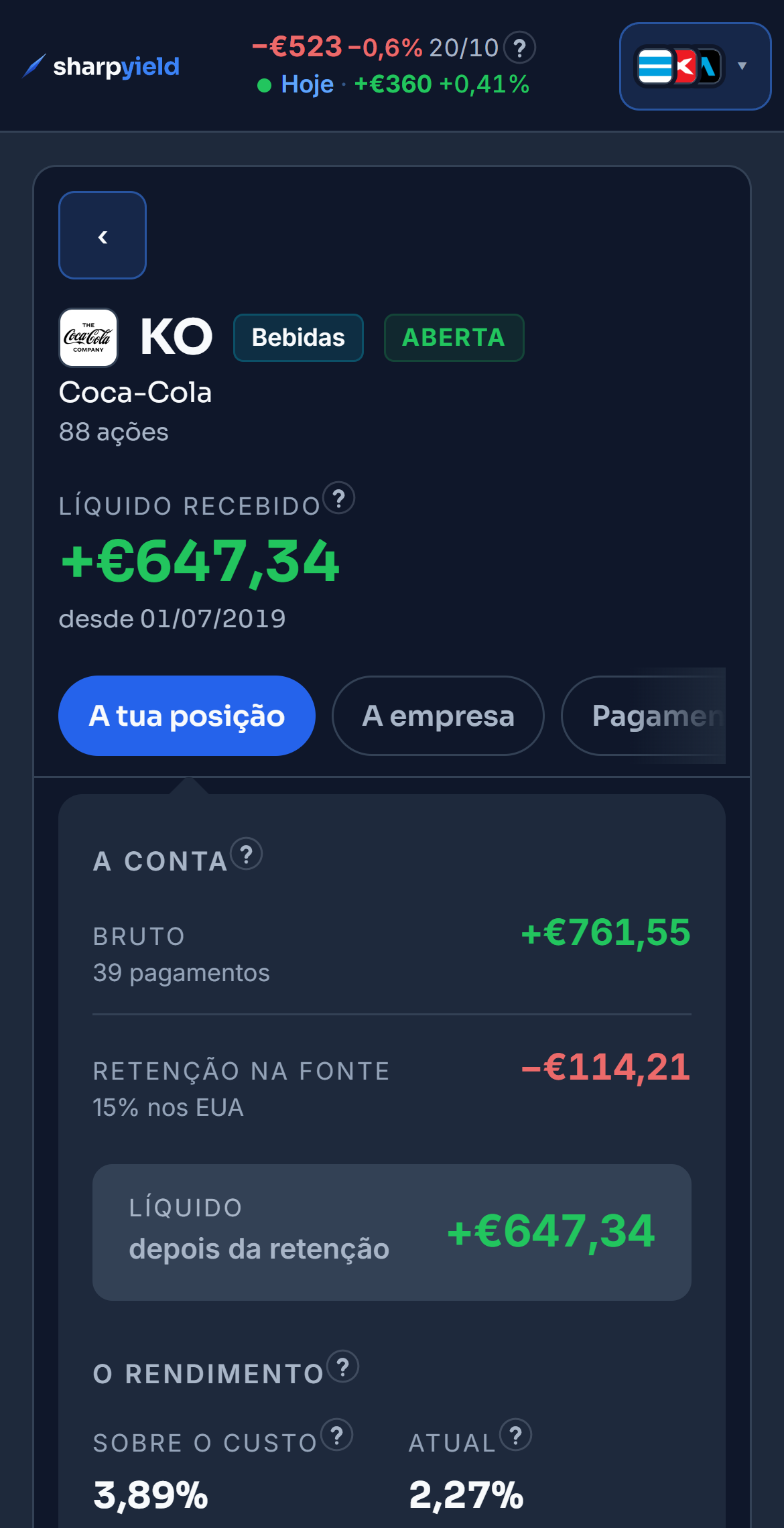 O detalhe da Coca-Cola na carteira de demonstração: o bruto, a retenção e o líquido, o rendimento sobre o custo e ao preço de hoje. Com o cursor, o que é o rendimento sobre o custo, o primeiro e o último pagamento por ação e o recuperado até hoje